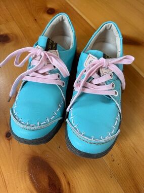 Women’s Casual Turquoise Leather Lace-Up Shoes with Pink Laces